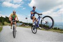 Foto auf Europameister Alban Lakata und Local Heroe Richard Zinthauer testen die WM-Strecke von 2009!   