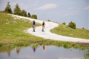 Foto auf Europameister Alban Lakata und Local Heroe Richard Zinthauer testen die WM-Strecke von 2009!   