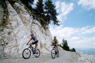 Foto auf Europameister Alban Lakata und Local Heroe Richard Zinthauer testen die WM-Strecke von 2009!   