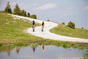 Foto auf Europameister Alban Lakata und Local Heroe Richard Zinthauer testen die WM-Strecke von 2009!   