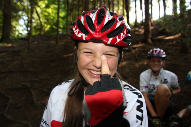 Anna Lena zeigt uns ihren verstauchten Finger.