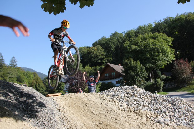 Eben sieht im Bike-Camp Trubel, man den Flo beim strammen Jubel...